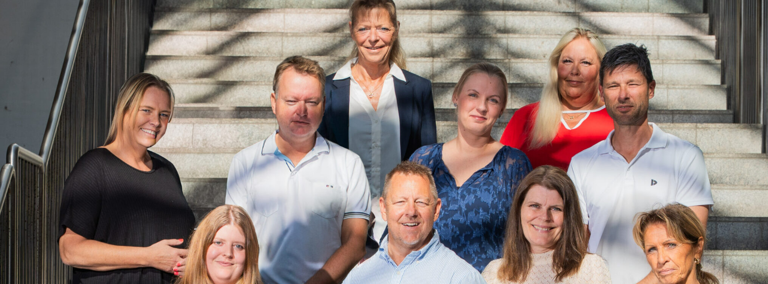 CallMark-teamet samlet på en trappe